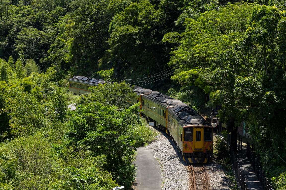 平溪線列車穿梭於望古與嶺腳之間
