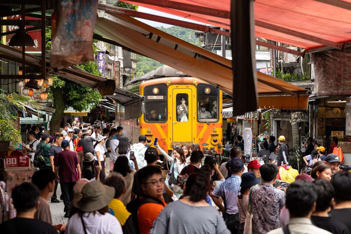 平溪線列車通過十分老街