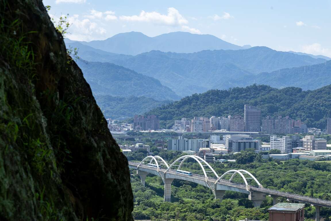 鶯歌石與三鶯線列車