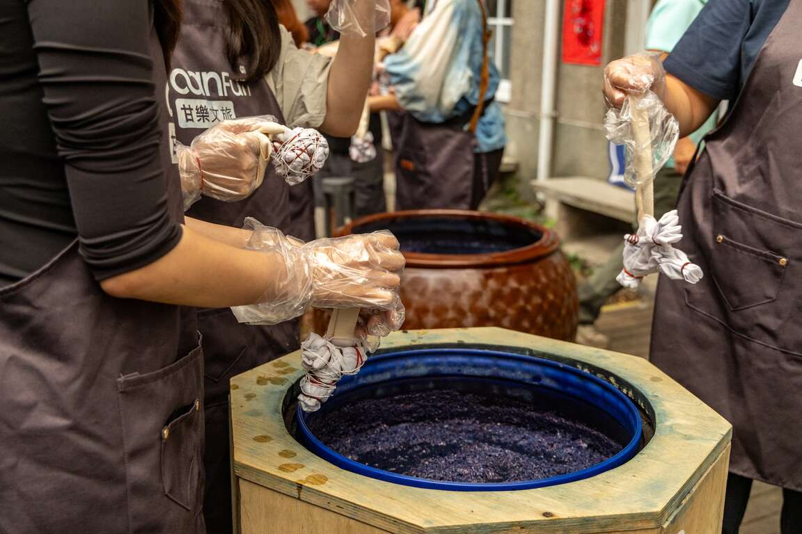 藍染體驗：將布料浸入染劑