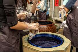 藍染體驗：將布料浸入染劑
