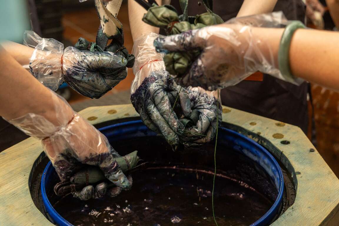 藍染體驗：兩度浸入染劑