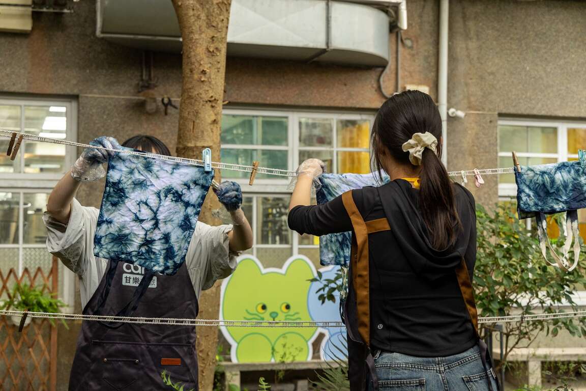 藍染體驗：將作品掛在聚落中陰乾