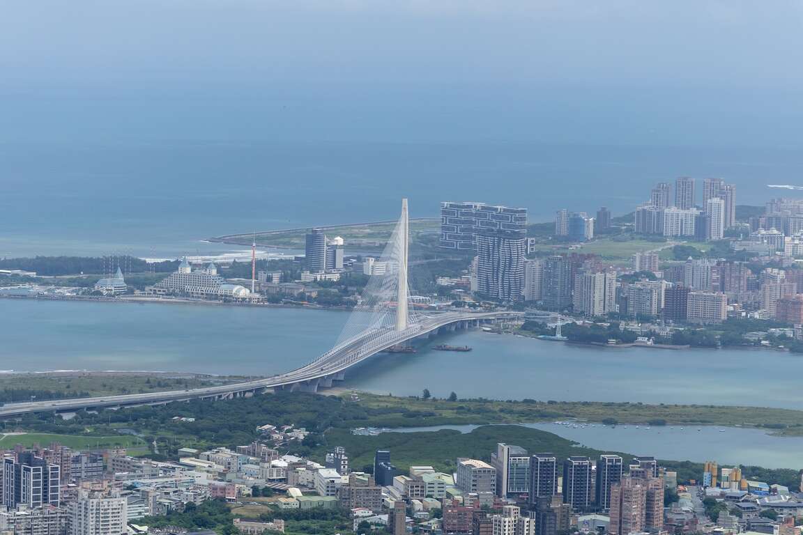牛港棱登山步道:远眺淡江大桥