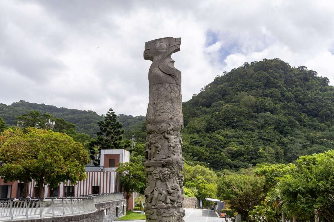观音山游客中心:龙的传人石雕