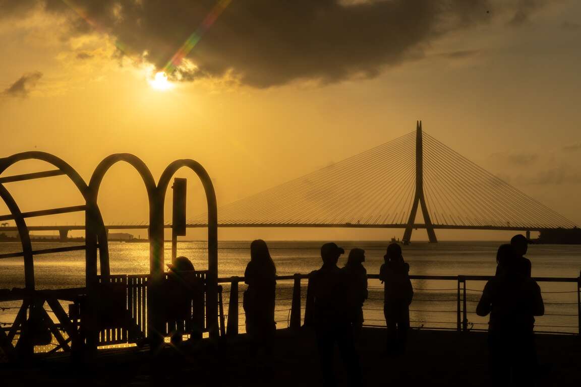 夕阳下的淡江大桥