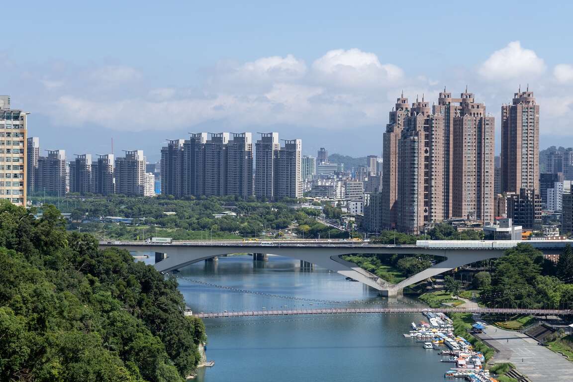 和美山步道遠眺碧潭三橋