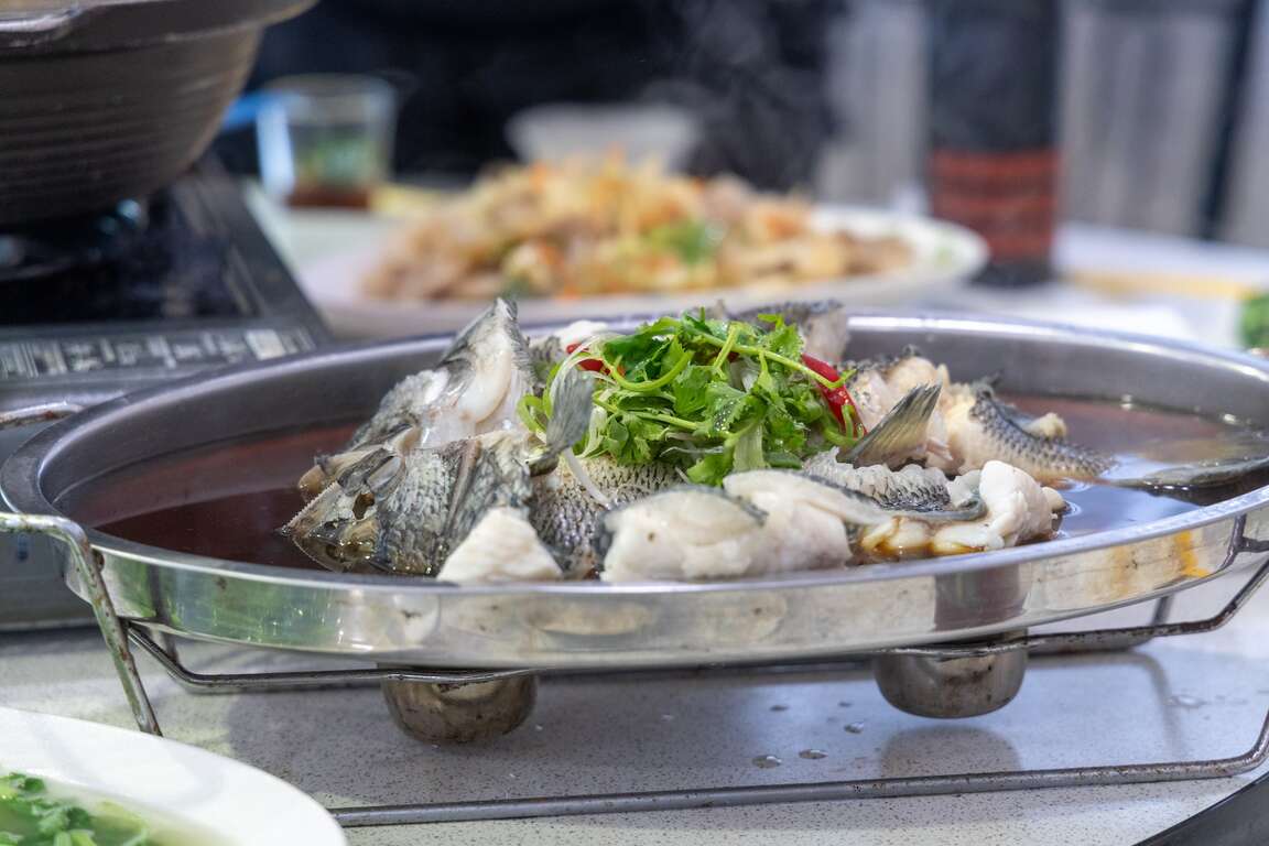加納富內洞美食:鱘龍魚