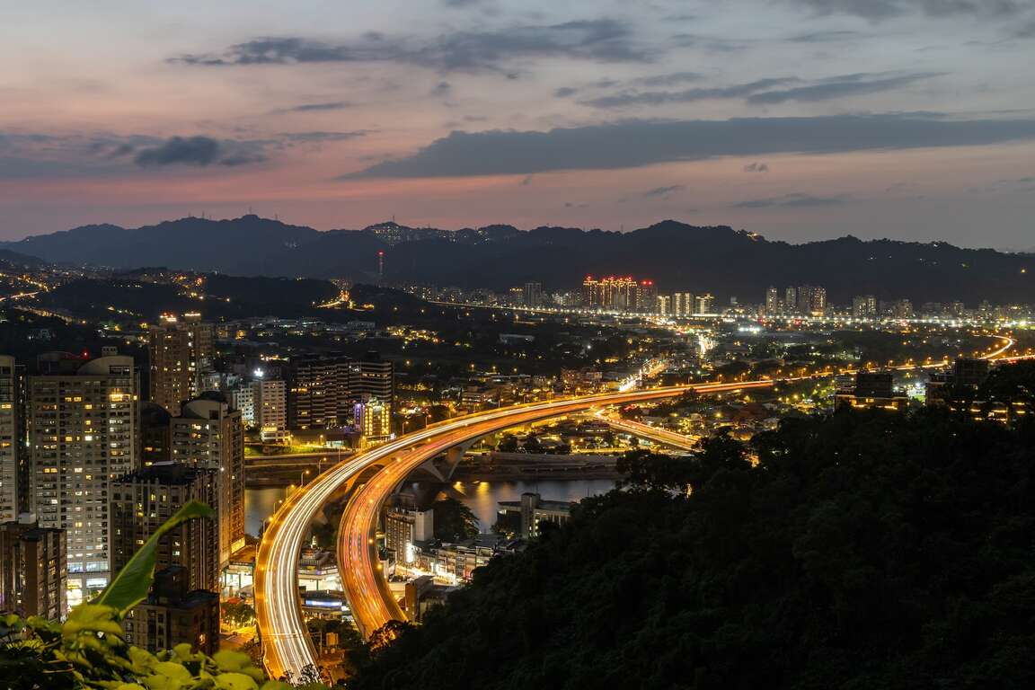 小獅山步道平臺遠眺國道三號夜景
