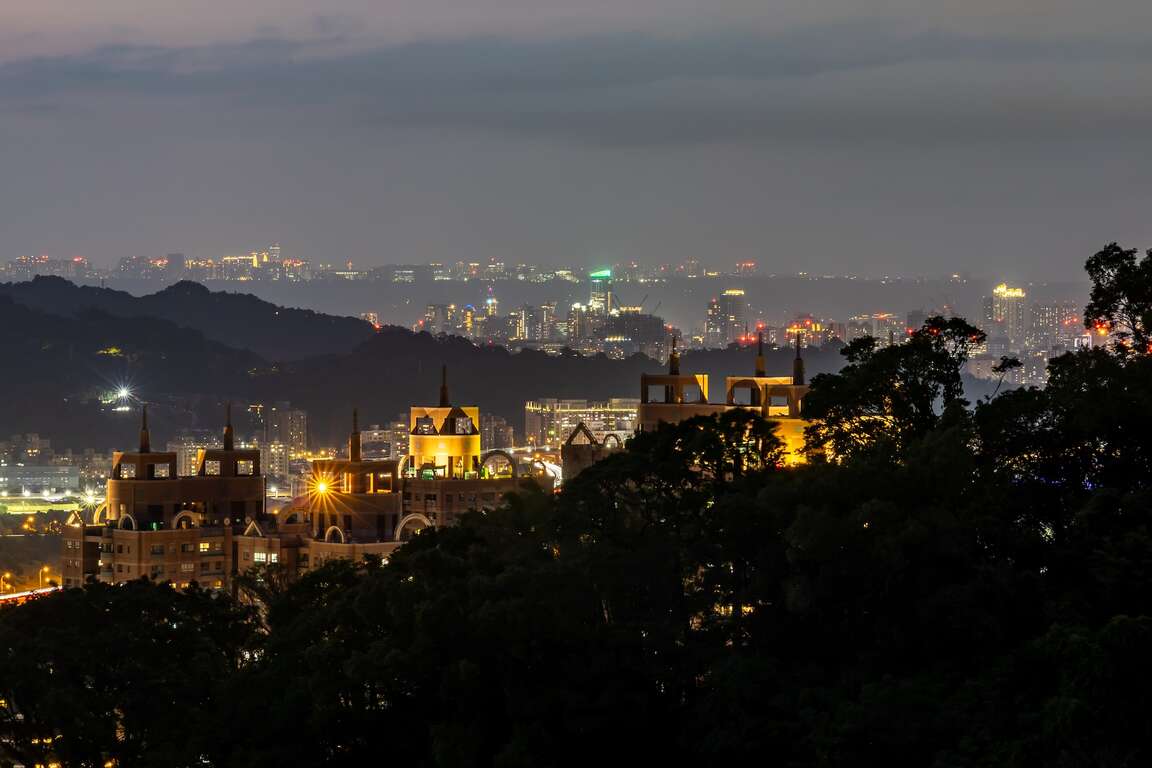 小獅山步道平臺遠眺板橋與林口夜景