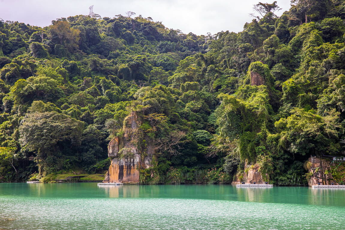 碧潭湖光山色的風景