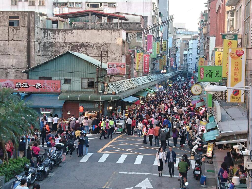 新店老街街景与人潮
