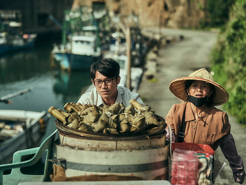 《我们与恶的距离》吴慷仁(左一)饰演为求真相锲而不舍的法扶律师，与谢琼煖(右)有精彩对手戏_公视提供