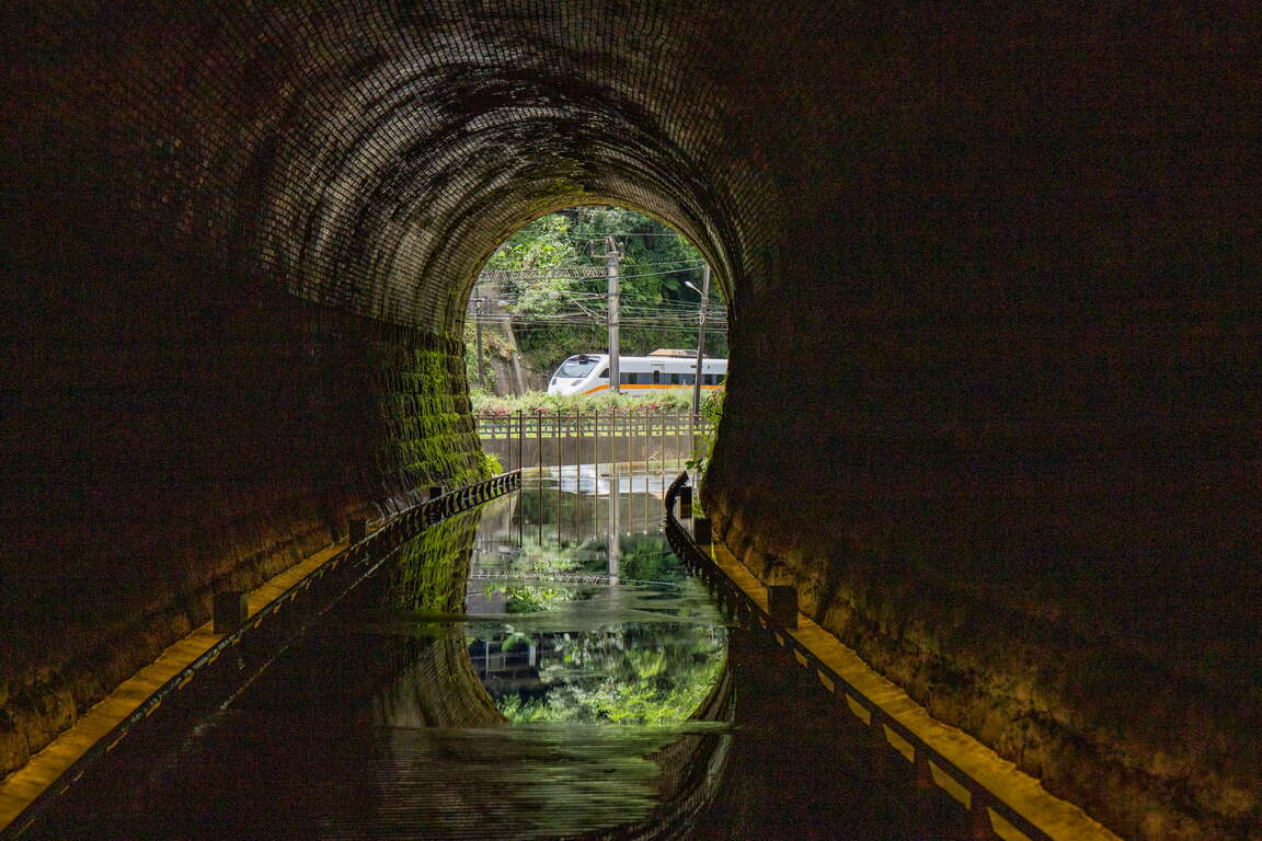 三貂嶺隧道自行車道與臺鐵列車