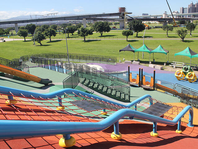 幸運草地景溜滑梯