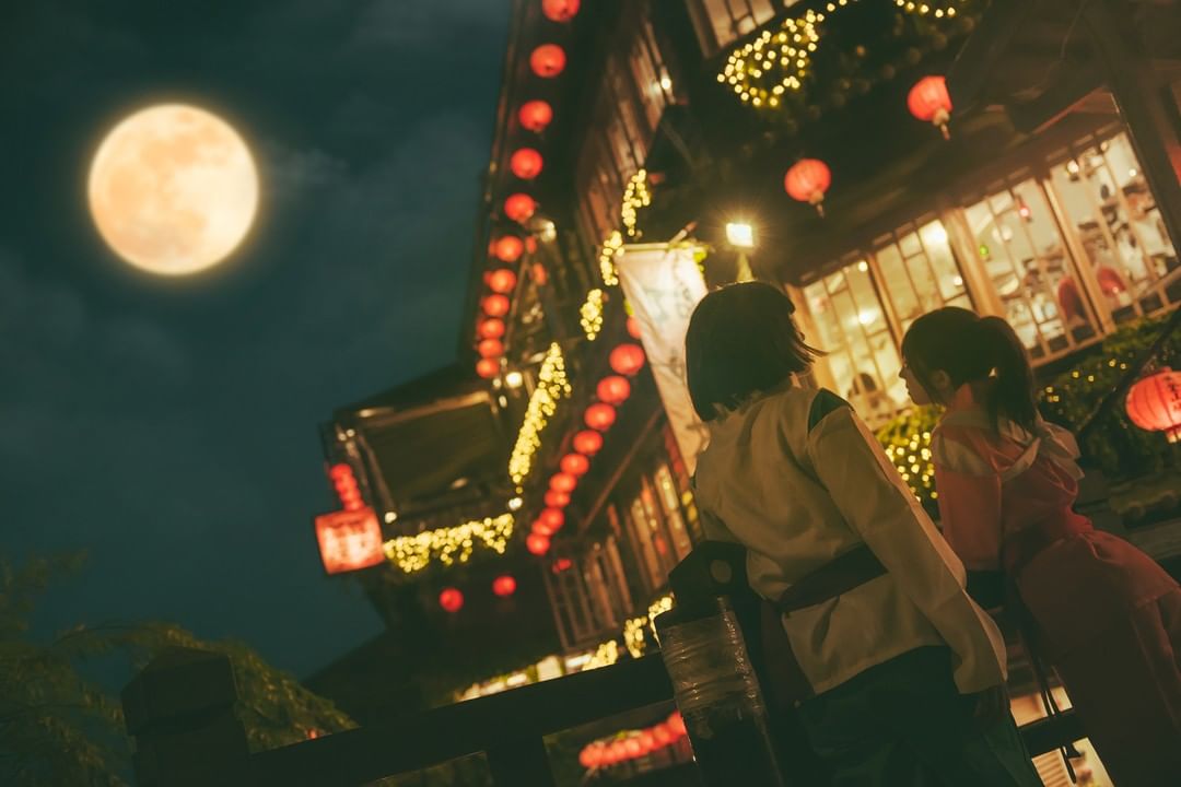 穿越神隱少女的世界！！來九份拍照上傳📸完成指定任務，有機會拿好禮🎁