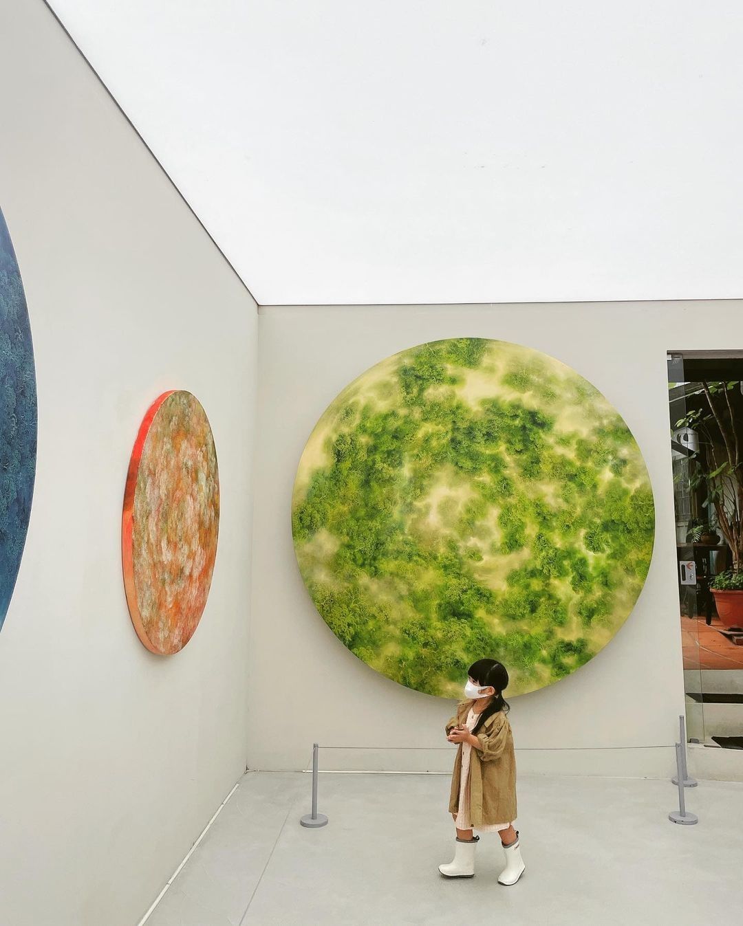 隱身在三峽老街內的美術咖啡館，由百年老屋改建，全白展示空間超好拍，二樓還有咖啡廳適合沉靜心境！