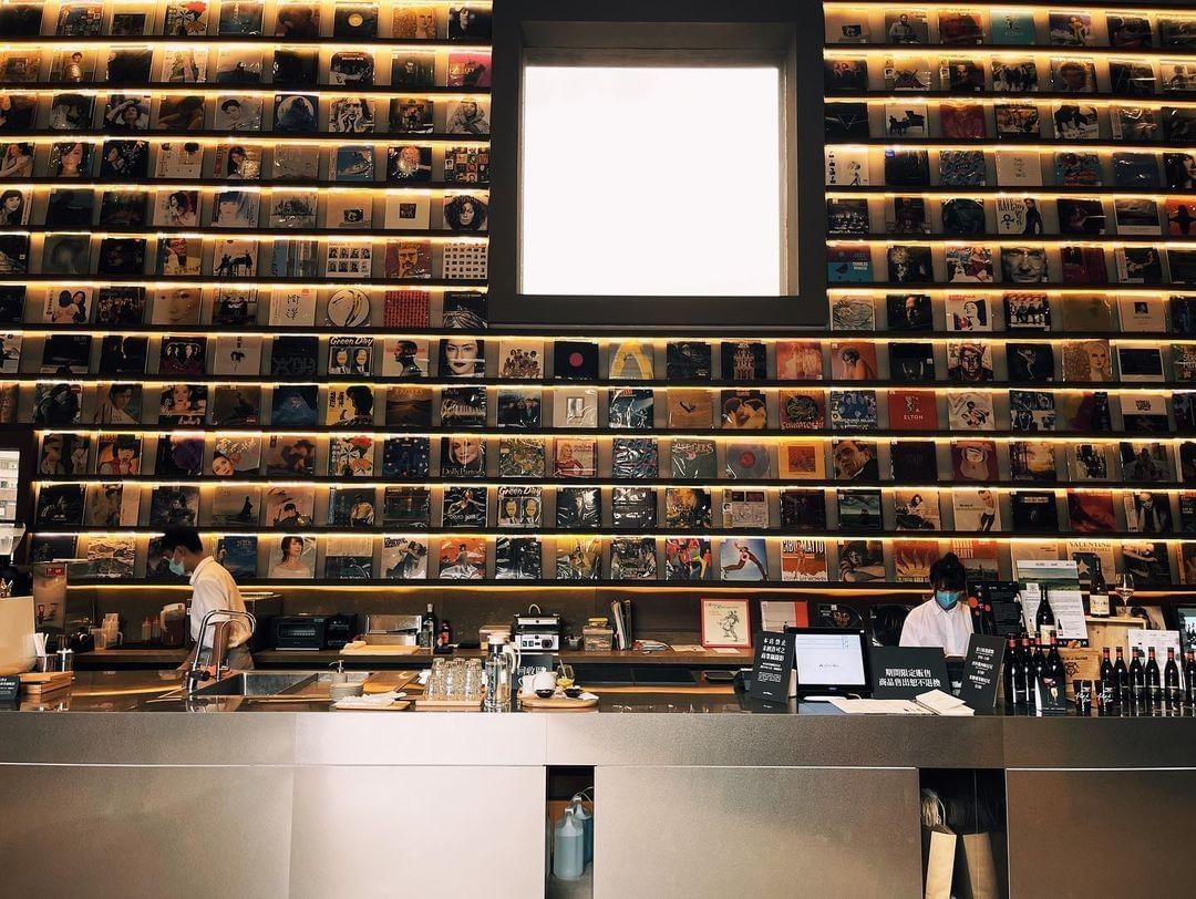 獨棟街邊店提供咖啡、輕食與酒品，讓客人在愜意空間中，享受舒適的閱讀時光！快閃店到11月底，還沒去過的朋友請把握時間！