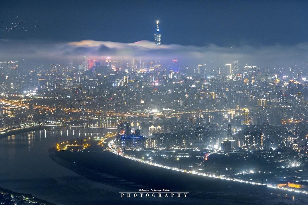 登上硬漢嶺觀景臺，超美的迷霧城市盡收眼底！