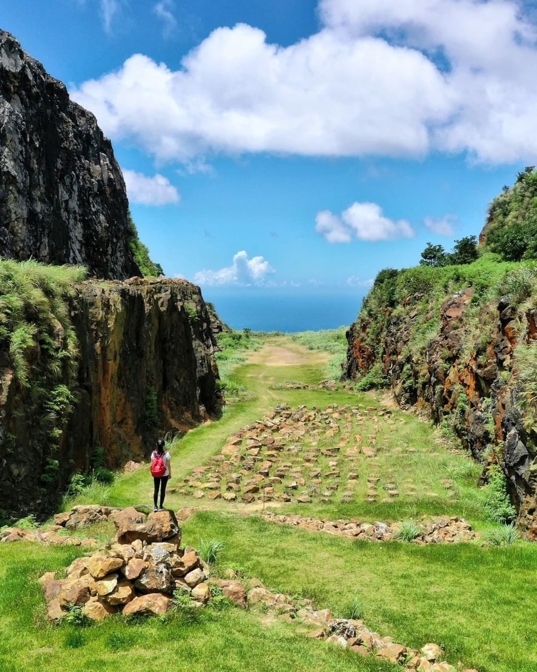 站在充滿神秘感的黃金石陣，就能看到無敵海景，適合全家大小一起來踏青！