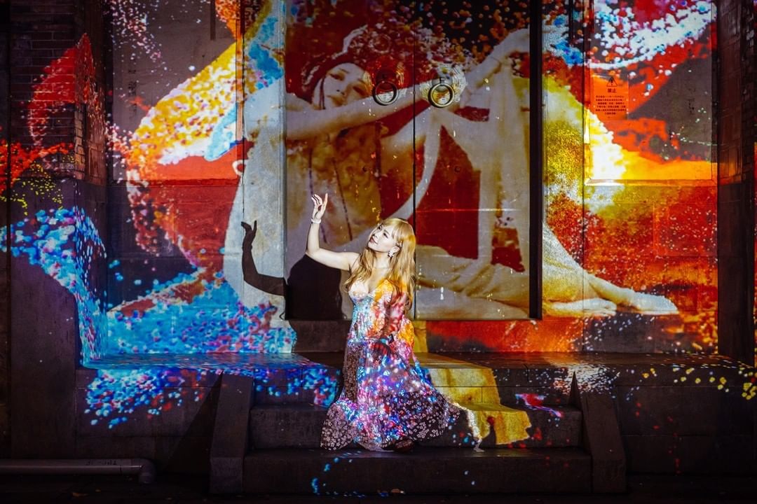 走一趟充滿藝術氣息的繽紛光廊✨