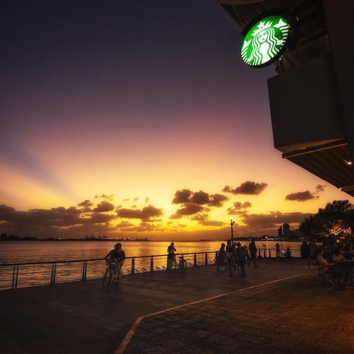 坐在河畔喝杯咖啡，聆聽海潮聲，眼看夕陽餘暉，悠閒感覺完全不輸巴黎左岸