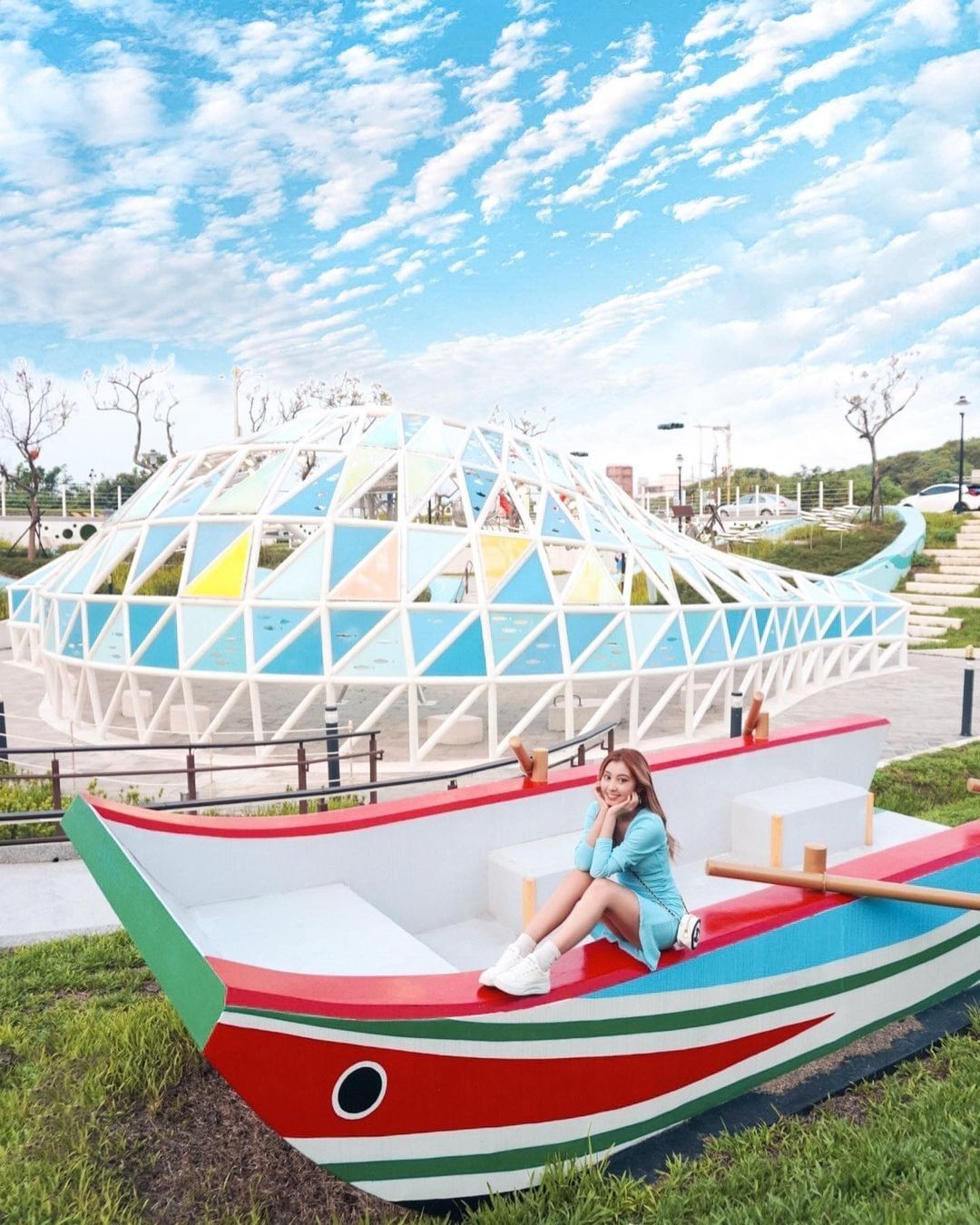 全台最北的「超好拍特色公園」在這裡！由炫彩玻璃打造的裝置藝術「牽罟織夢網」，象徵著當地親海近海，珍重海洋資源的永續精神！