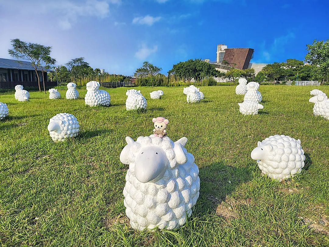 綠油油的草地搭配可愛的裝置藝術，療癒又好拍！