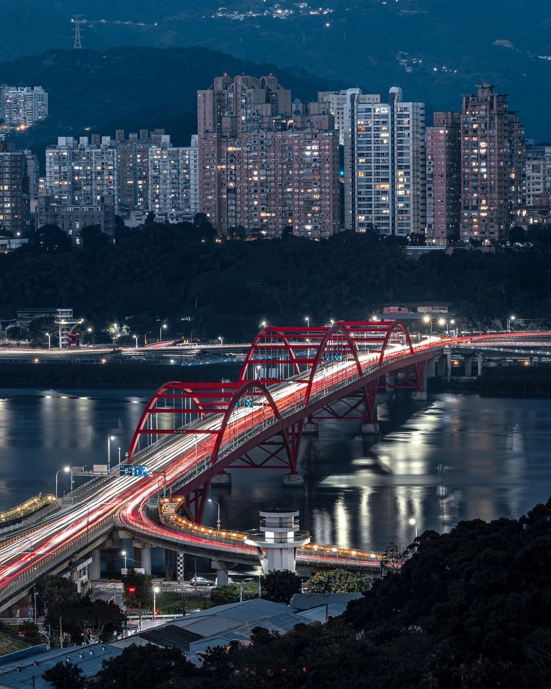 通往淡水及台北的重要交通樞紐，夜晚被數以千計的燈光點綴著，整座橋梁呈現出燦爛的夜景～