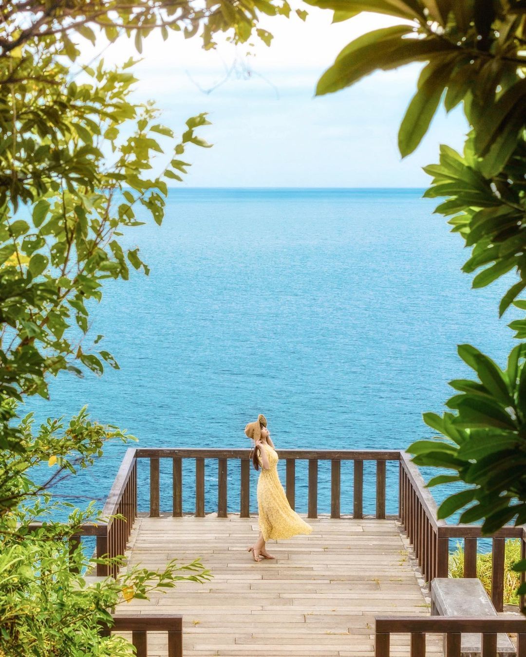 東北角最親民的海景步道，走一分鐘就能到達這個觀景台！輕鬆拍到海天一線的療癒視野，推薦午後來這裡走走！