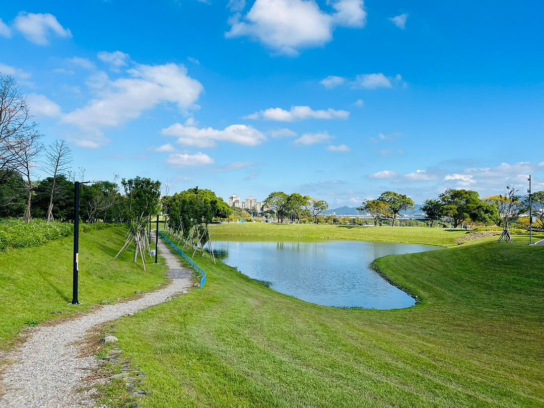 心發現！坐落在樹林環保河濱公園內，獨特的鏡面水池，藍天白雲、綠蔭湖水，是享受大自然的好去處！