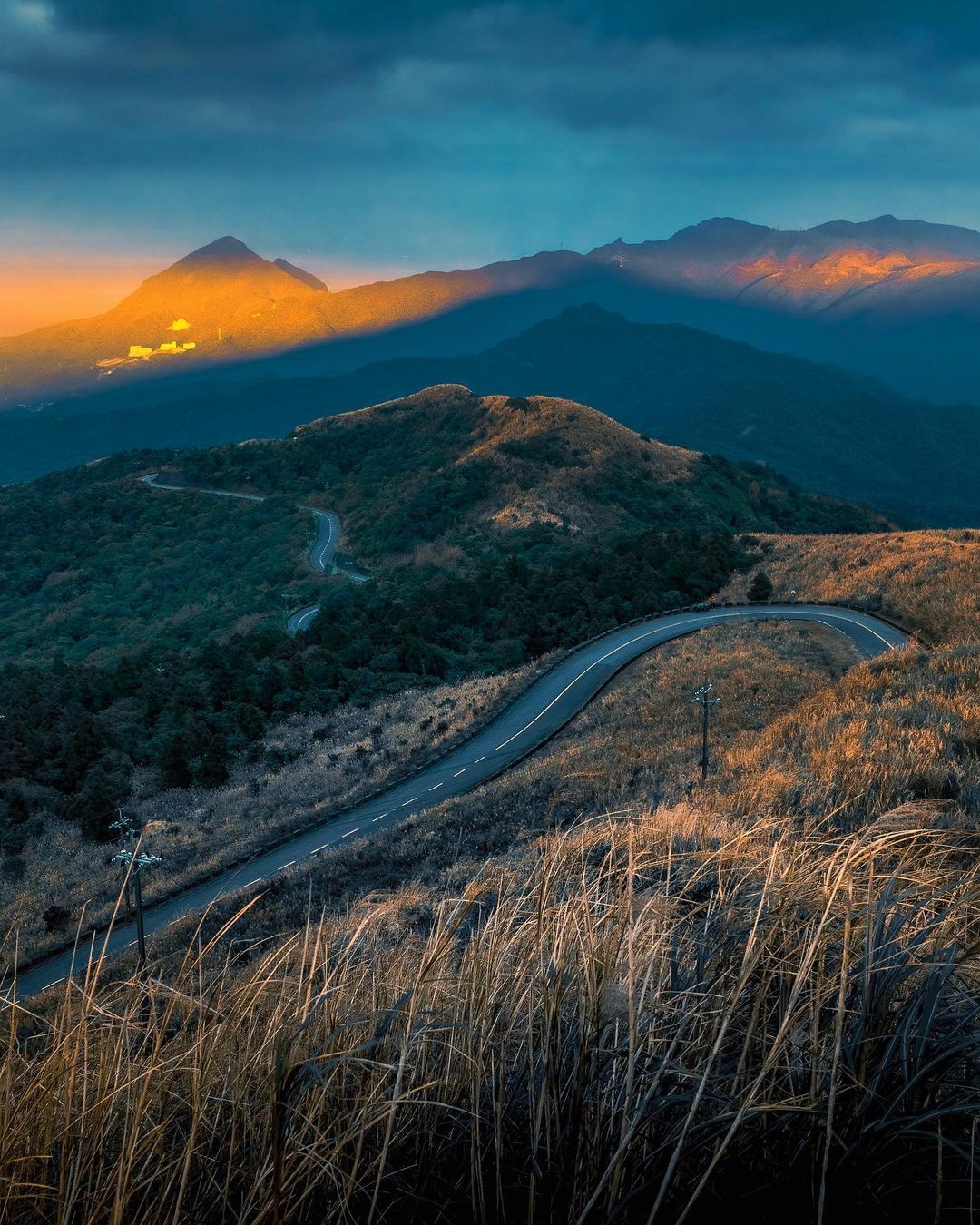 漫步在靠近天空的距離，制高點擁有絕佳視野，北海岸與東北角的山海遼闊景緻盡收眼底！