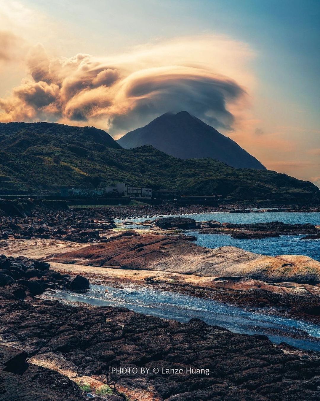 有看過山頂被 #斗笠雲 覆蓋嗎😮
