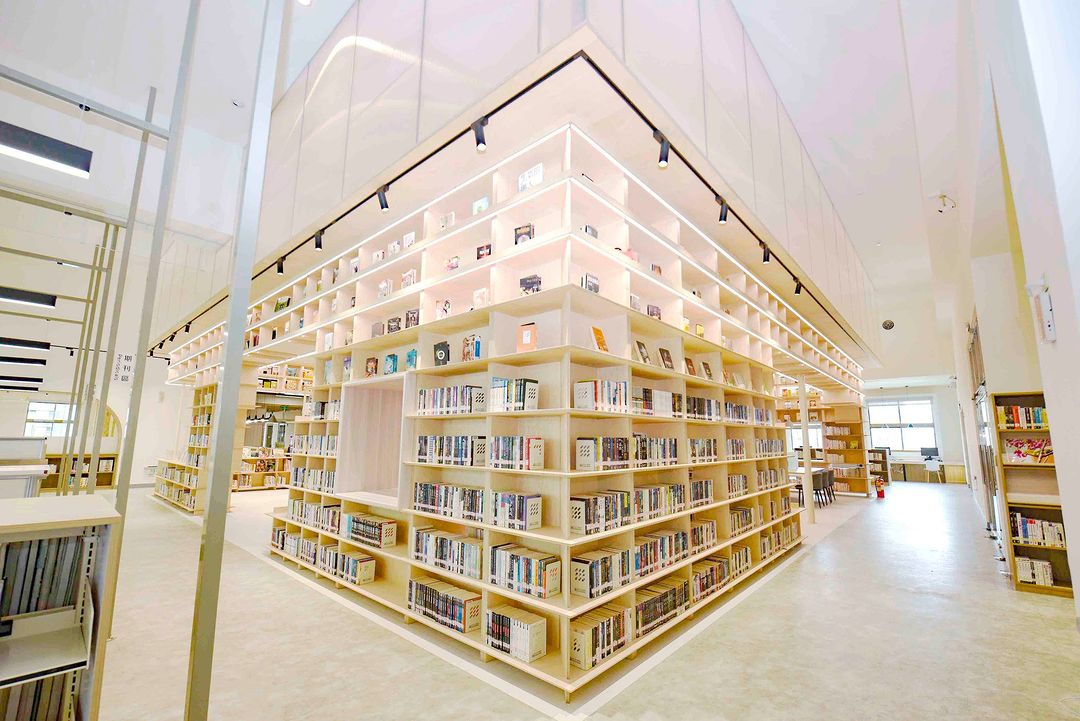 挑高的原木書牆、明亮寬敞的開放式閱讀空間，揮別以往陳舊感，化身媲美日本蔦屋書店的療癒系閱讀天堂，下次來泰山不妨來參觀一下！