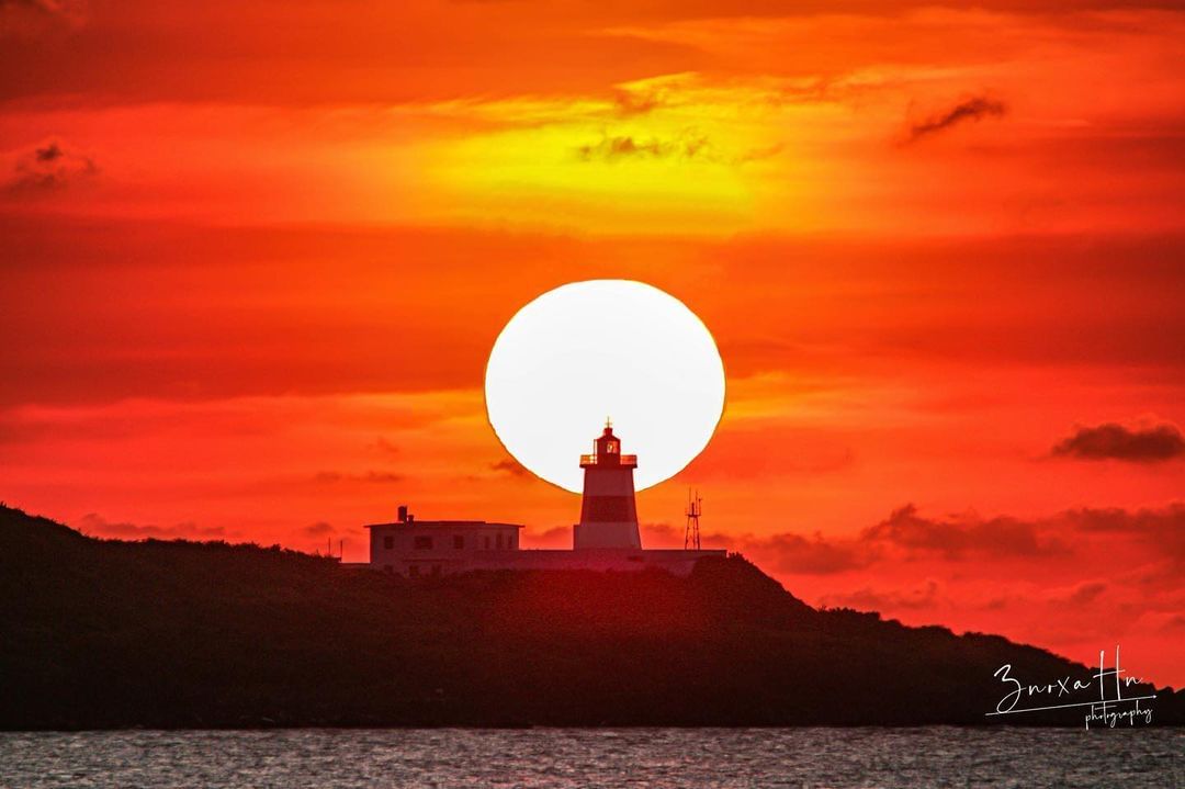 #季節限定 台灣極北燈塔 #富貴角 ☀懸日來了！