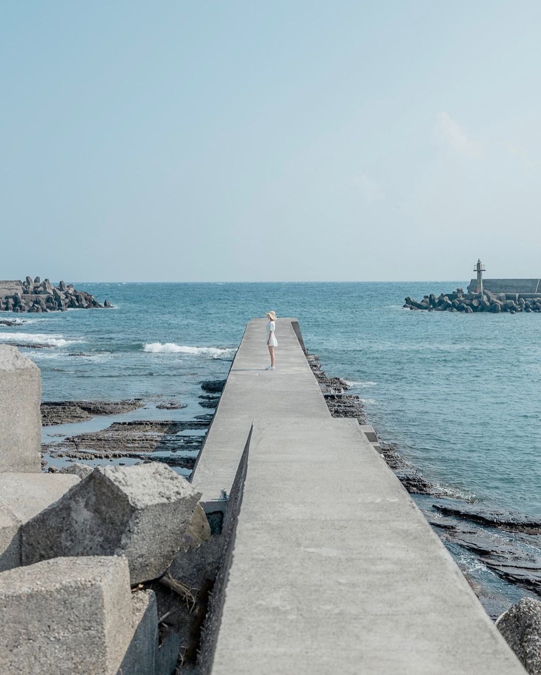 臺灣最東邊的可愛漁村，彷彿直通海上的天堂路，療癒又好拍！
