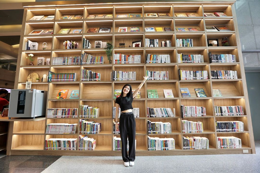 新北市府大廳換新裝😍閱讀小棧提供超過1600冊的圖書，輕鬆享有多元借還書、借閱證申辦服務！