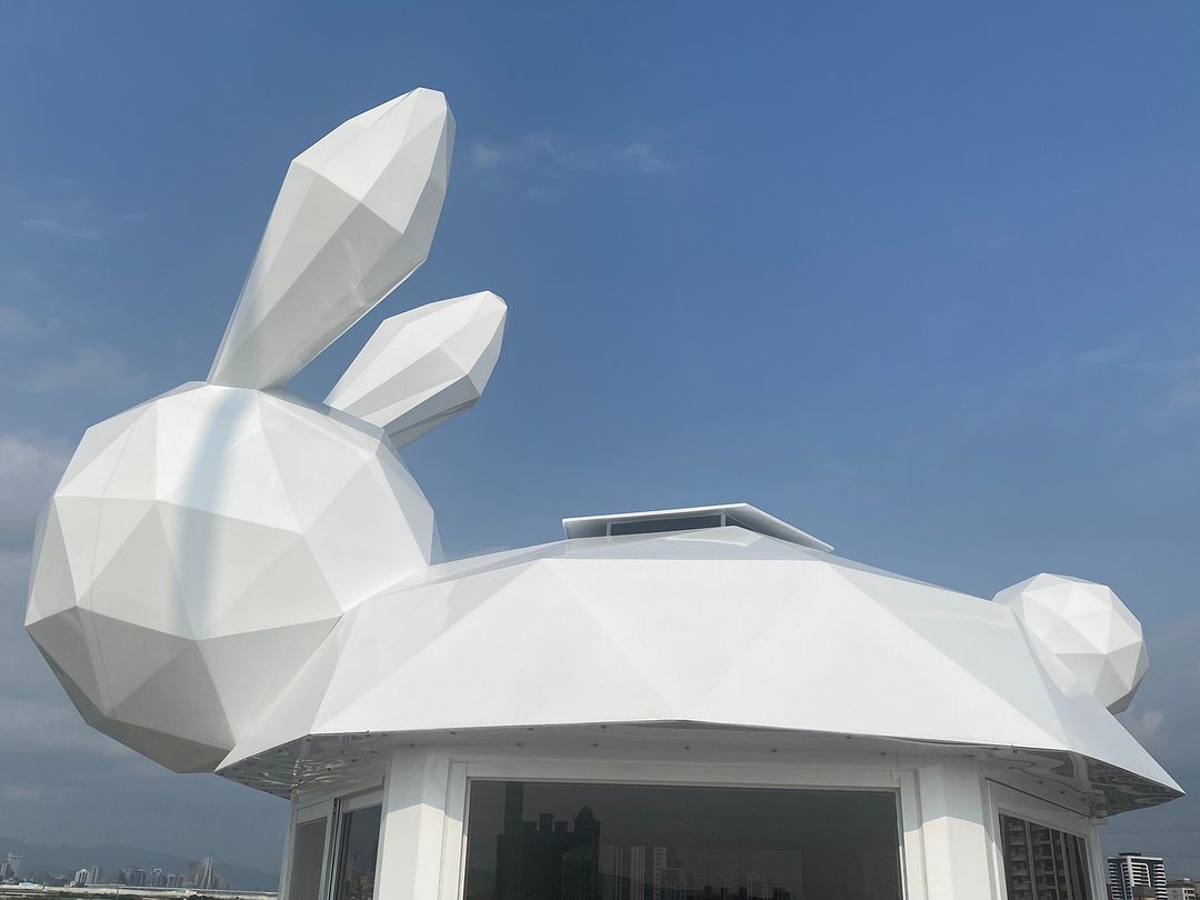 新月橋的神祕新朋友！可愛兔兔🐰趴在崗哨上盯著一旁的月亮，軟萌模樣讓人融化～