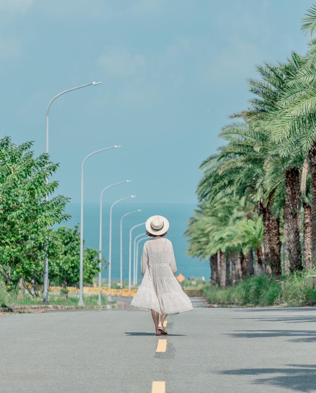 不用跑到花東！海天一線的公路秘境在淡水，延伸至大海的公路美景，享受夏日風情 