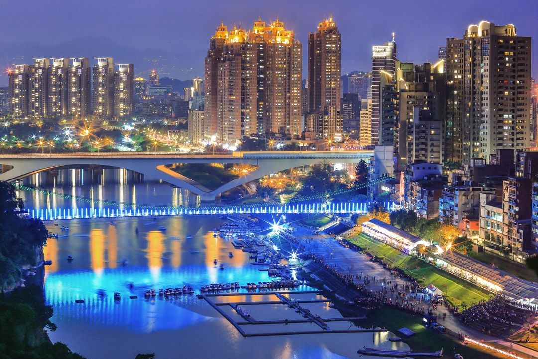 吊橋披上絢麗光雕燈飾，在新店溪中投下美麗的倒影，呈現出令人驚嘆的美景