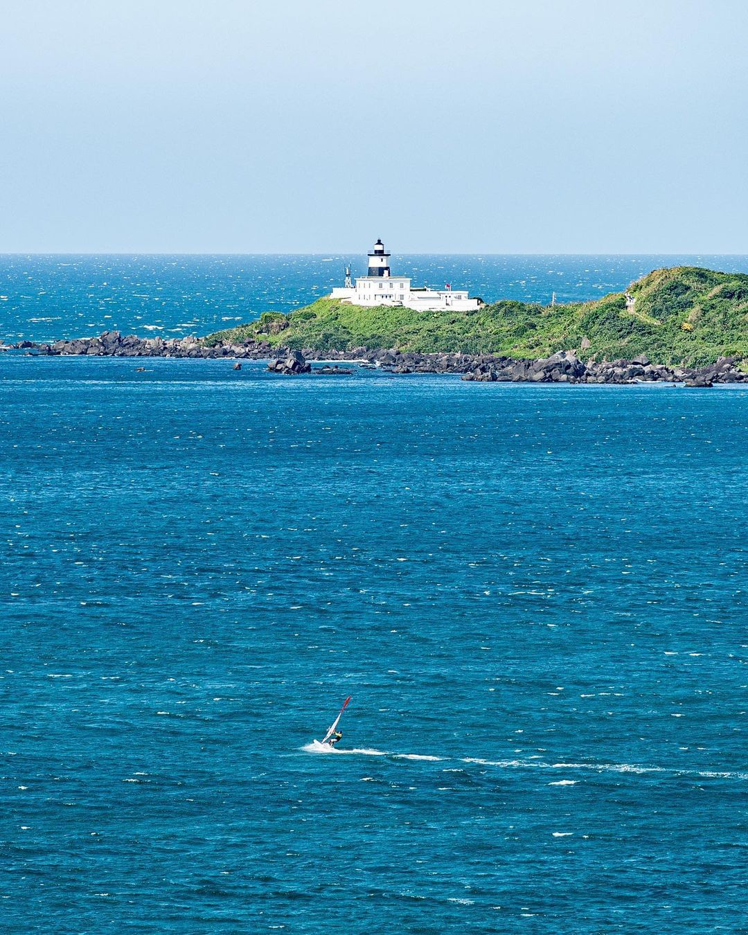 位於台灣最北端！有著黑白相間的特色塔身，偶有船隻劃過海面，激起浪花，海與天的漸層色彩，形成一幅夏日美景！