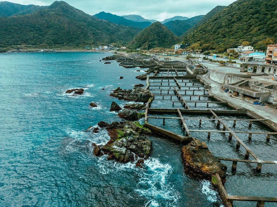 豐富多變的沿岸地形與充滿漁村特色的九孔養殖池，形成一幅東北角獨有的海岸風景畫！