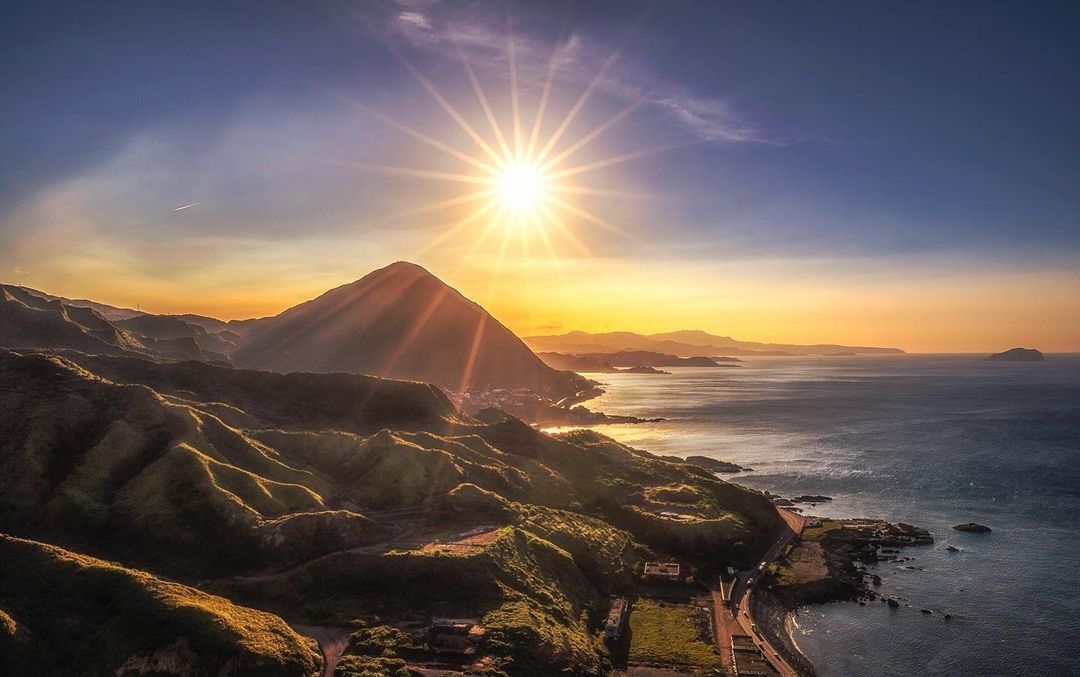 隱身漁港後方的步道，全程僅990公尺，短短的路程就能擁有360度無遮蔽的山海景觀，夏季正是欣賞南雅漁港的黎明與基隆山夕陽最佳時機！