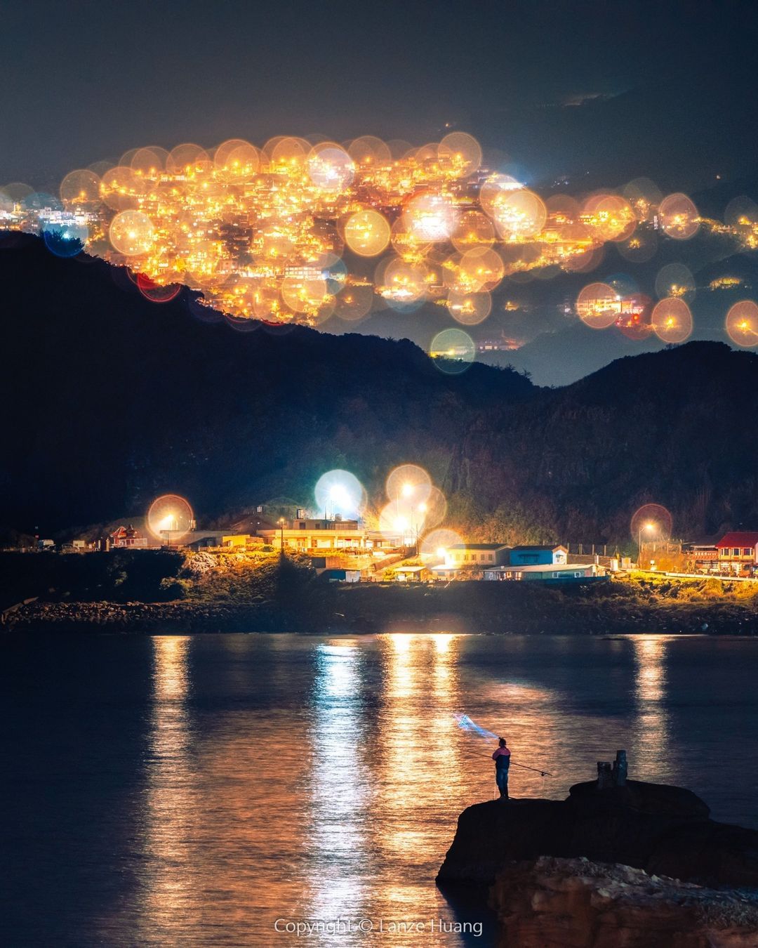 從八斗子海岸遠眺九份最美的角度，層疊光暈映照下，宛如電影神隱少女般場景，隱世中繁華燦爛的神秘山城！