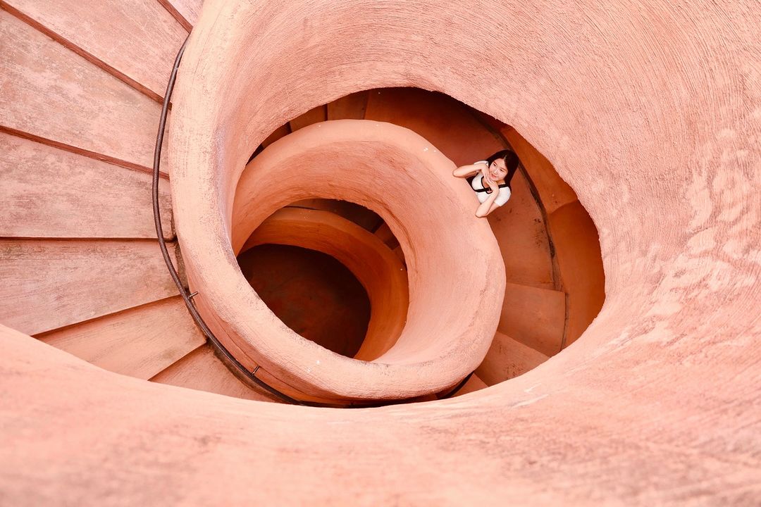 「坏」裝置藝術任何角度都好拍！以鶯歌陶瓷為發想，踏上螺旋型階梯眺望整個園區～