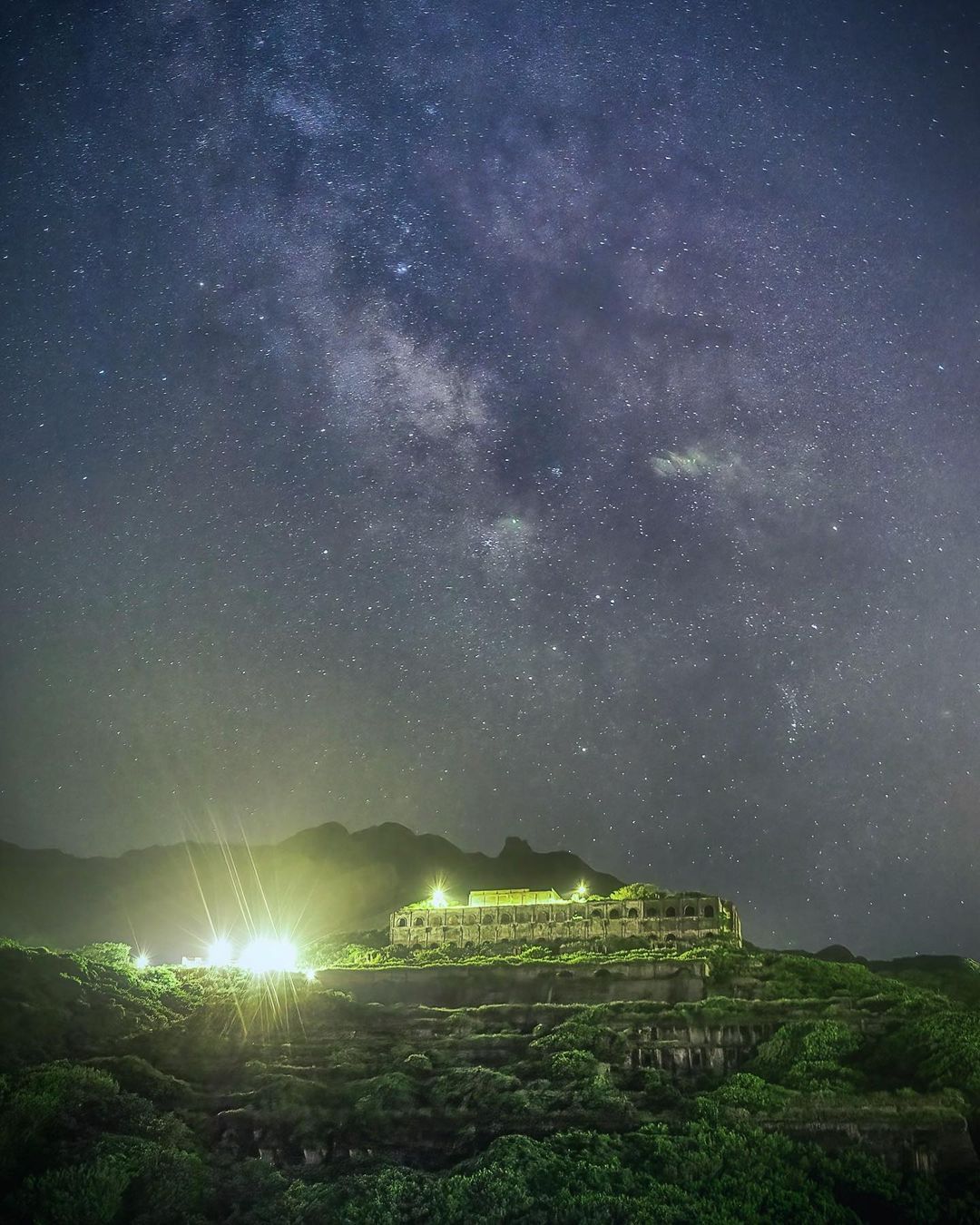 風光無限的礦業沒落，只留下荒涼寂靜的選煉廠，如今化身為瑞芳夜裡最美的宮殿，漫天星光彷彿訴說著它的燦爛過往