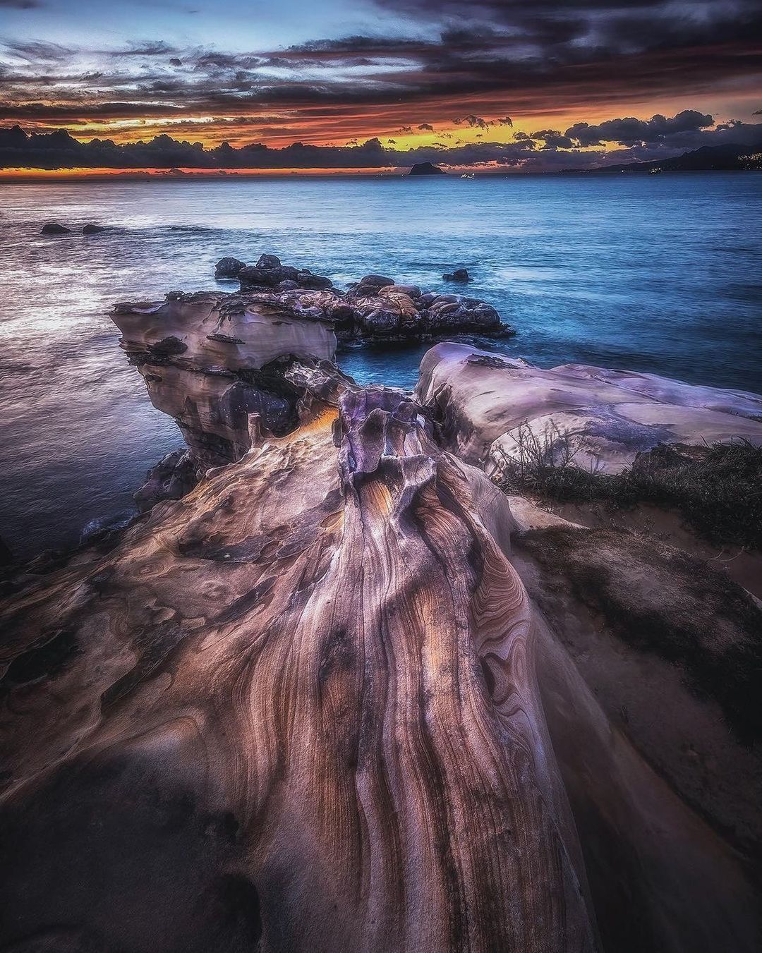 沿東澳漁港往龜吼海岸走，可以看到特殊的風化地貌，外型神似駱駝峰，攻頂只需5分鐘，將美景盡收眼底～