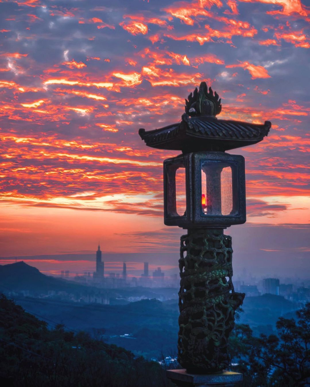 莊嚴的廟宇之外，有著至高的景觀視野，濃烈彩霞對比城市的藍調更顯得神秘，望著廣闊的夕陽美景，心靈都被療癒了～