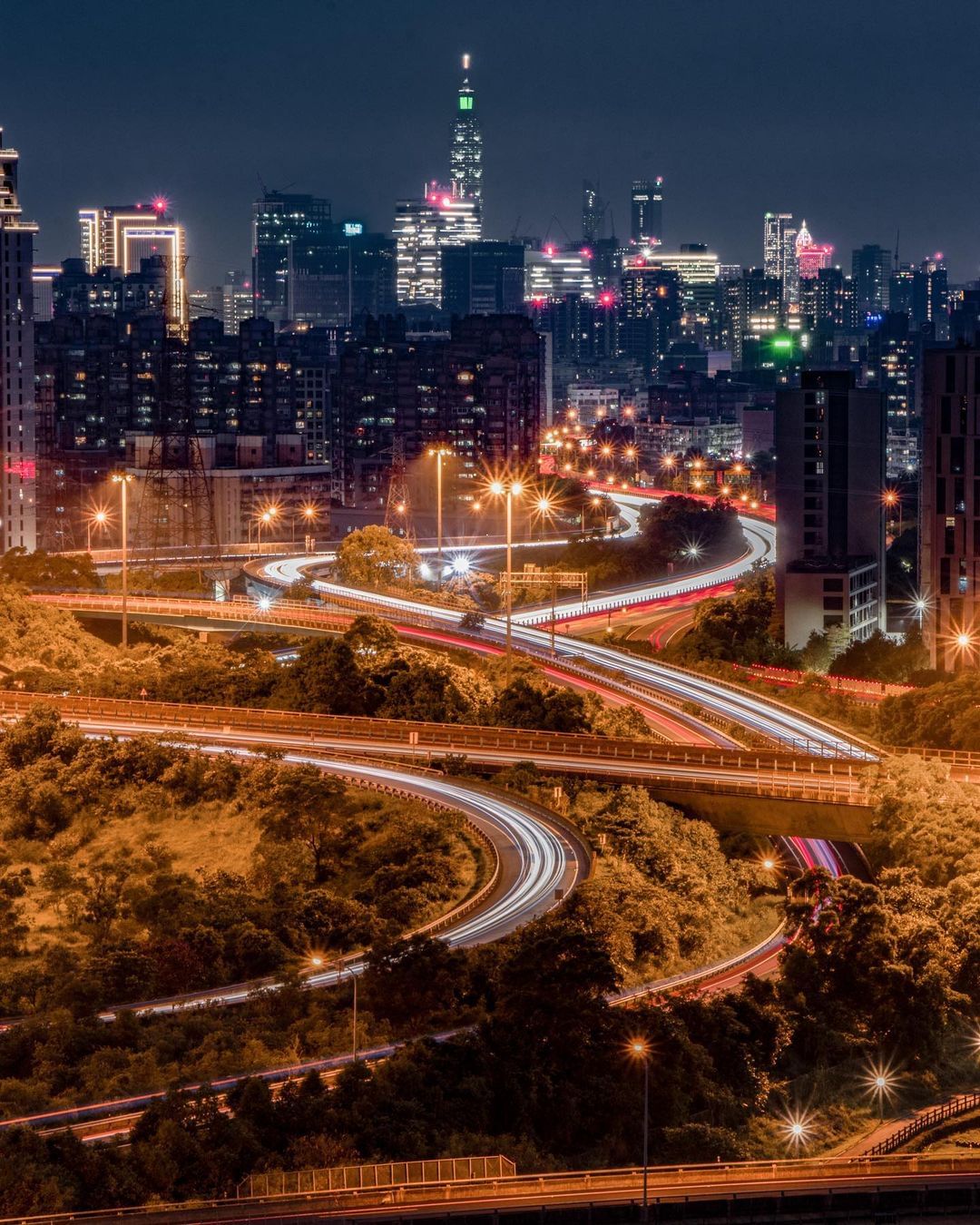 夜幕下的汐止交流道，流動的車軌與璀璨光影，是攝影師必拍的城市夜景之一