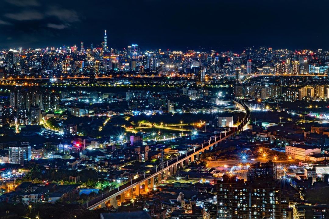 有樹林的後花園之稱，步道輕鬆好走，觀景平台天氣好時能看到101大樓，是欣賞夜景的絕佳地點！